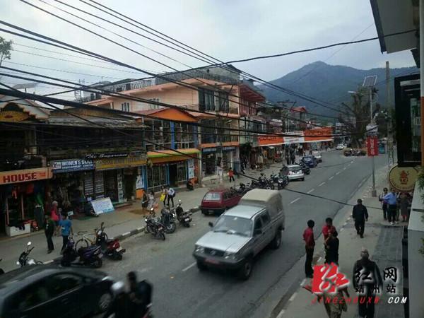 靖州籍女导游滞留尼泊尔余震中体验滑翔伞引争议